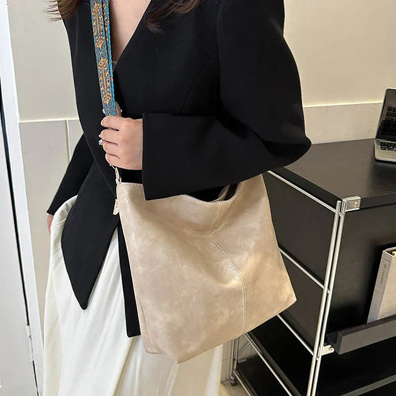 Embjørg | Klassisk axelväska med justerbar mönstrad rem